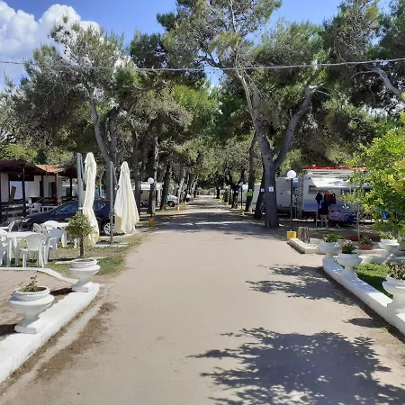 مكان تخييم Sosta Camper Isola Bella *